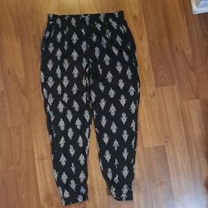 Chic Black Patterned Cropped Pants